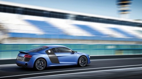 Zoals verwacht heeft Audi een facelift voor de R8 voorbereid. De supersportwagen is optisch bijgewerkt, heeft standaard LED-koplampen en krijgt de beschikking over S tronic. Nieuw in de gelederen is d