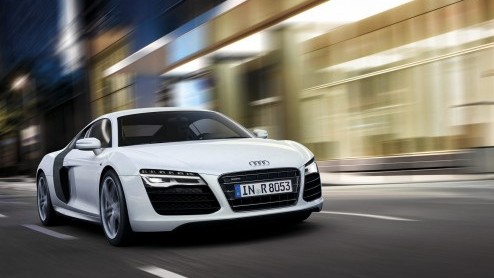 Zoals verwacht heeft Audi een facelift voor de R8 voorbereid. De supersportwagen is optisch bijgewerkt, heeft standaard LED-koplampen en krijgt de beschikking over S tronic. Nieuw in de gelederen is d