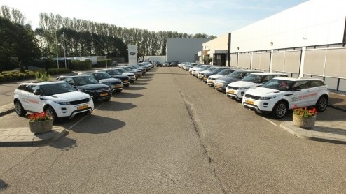 Eindelijk is het zo ver; de Range Rover Evoque staat vanaf nu in de showroom. De dealers kunnen niet wachten de nieuwe, compactere telg aan de man te brengen. Prijzen beginnen bij 42.900 euro.