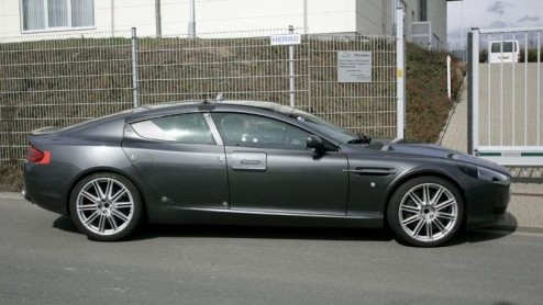 Nu we het studiemodel van de Aston Martin Rapide al in 2006 konden aanschouwen op de NAIS in Detroit, zijn we verheugd weer eens iets van deze niche-Brit te horen.
