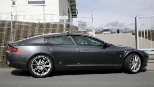 Nu we het studiemodel van de Aston Martin Rapide al in 2006 konden aanschouwen op de NAIS in Detroit, zijn we verheugd weer eens iets van deze niche-Brit te horen.