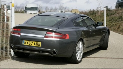 Nu we het studiemodel van de Aston Martin Rapide al in 2006 konden aanschouwen op de NAIS in Detroit, zijn we verheugd weer eens iets van deze niche-Brit te horen.