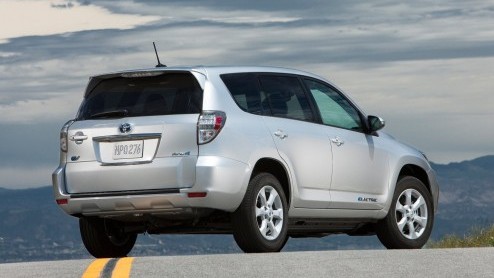Toyota ziet niet alleen een toekomst weggelegd voor hybrides. De Japanners presenteren in navolging van een elektrische iQ ook de RAV4 EV, de eerste elektrische SUV. Het doek ging er af op de 26e edit