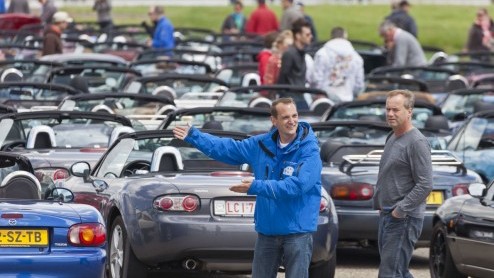 Op de wegen rond het RDW-terrein in Lelystad werd een stoet van 683 MX-5s gevormd tijdens de recordpoging The largest parade of Mazda cars van MAX-5 2013.