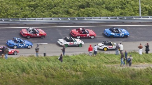 Op de wegen rond het RDW-terrein in Lelystad werd een stoet van 683 MX-5s gevormd tijdens de recordpoging The largest parade of Mazda cars van MAX-5 2013.