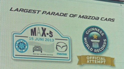 Op de wegen rond het RDW-terrein in Lelystad werd een stoet van 683 MX-5s gevormd tijdens de recordpoging The largest parade of Mazda cars van MAX-5 2013.