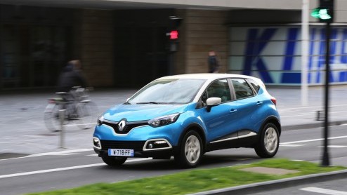 Renault heeft de brochures klaar van de Captur. Het SUV-broertje van de Clio staat vanaf half mei bij de dealer en is te bestellen vanaf 15.990 euro. Sterkere diesel op komst. Hopen op Captur RS.