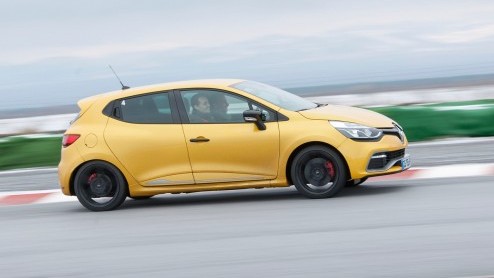 Eerste ronde met de nieuwe Renault Clio RS 1.6 turbo EDC. Wat een scheurneus, met 200 pk en felle looks.