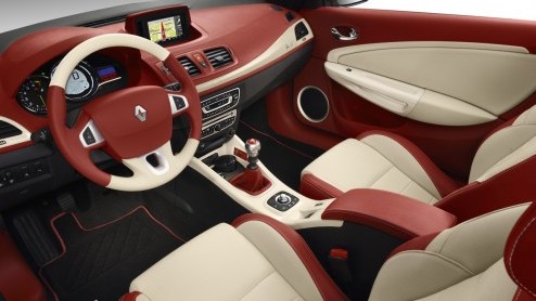 Renault Nederland heeft besloten de speciale Mgane CC Floride in de showroom te zetten. In een oplage van 25 exemplaren staat de naar het verleden wijzende Coup-Cabriolet voor 35.790 euro in de show