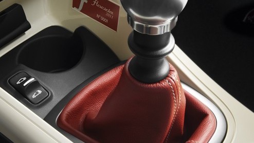 Renault Nederland heeft besloten de speciale Mgane CC Floride in de showroom te zetten. In een oplage van 25 exemplaren staat de naar het verleden wijzende Coup-Cabriolet voor 35.790 euro in de show