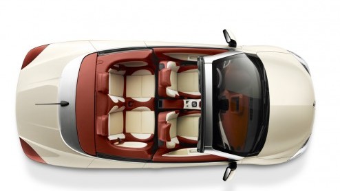 Renault Nederland heeft besloten de speciale Mgane CC Floride in de showroom te zetten. In een oplage van 25 exemplaren staat de naar het verleden wijzende Coup-Cabriolet voor 35.790 euro in de show
