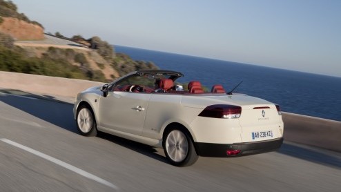 Renault Nederland heeft besloten de speciale Mgane CC Floride in de showroom te zetten. In een oplage van 25 exemplaren staat de naar het verleden wijzende Coup-Cabriolet voor 35.790 euro in de show