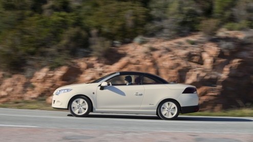 Renault Nederland heeft besloten de speciale Mgane CC Floride in de showroom te zetten. In een oplage van 25 exemplaren staat de naar het verleden wijzende Coup-Cabriolet voor 35.790 euro in de show