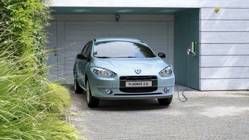 Eind dit jaar komt Renault met haar eerste, volledig elektrisch aangedreven autos. De Kangoo Z.E. is vanaf half november te koop voor een bedrag van 20.000 euro exclusief BTW. De Fluence Z.E., is gep