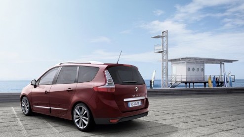 Renault is aan het faceliften geslagen. Na de opfrisser van de Twingo - waar we volgende week mee kennismaken - is vanaf volgend jaar de Scnic en Grand Scnic aan de beurt. De MPV's krijgen een strak