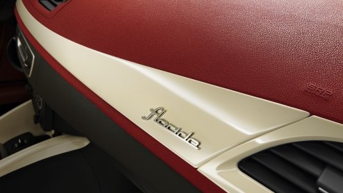 Renault Nederland heeft besloten de speciale Mgane CC Floride in de showroom te zetten. In een oplage van 25 exemplaren staat de naar het verleden wijzende Coup-Cabriolet voor 35.790 euro in de show