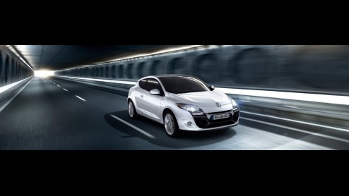 Renault maakt de prijzen van de vernieuwde Mgane bekend, die een opgewaardeerde neus en nieuwe motoren heeft gekregen. De vanafprijs blijft 18.990 euro en er zijn drie introductiepakketten beschikbaa