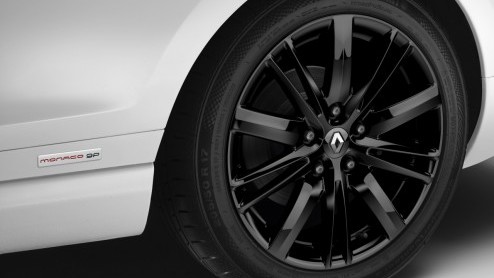 Ter ere van jarenlange band die Renault met het legendarische stratencircuit en de automobielclub van Monaco heeft, komen de Fransen sinds 2010 jaarlijks met een speciale Monaco GP uitvoering van n