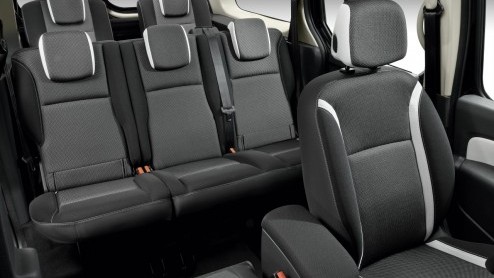De Grand Kangoo is het nieuwste model in de serie ruime peoplecarriers en kleine bestelwagens van Renault in navolging van de Scnic, Espace en de gewone Kangoo. Vanaf juni leverbaar.