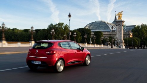 Medio oktober staat de nieuwe Clio al bij Renault in de showroom. De importeur heeft alvast de prijzen bekend gemaakt; de dealer doet zaken vanaf 13.990 euro. Voor liefhebbers is de Clio - louter leve