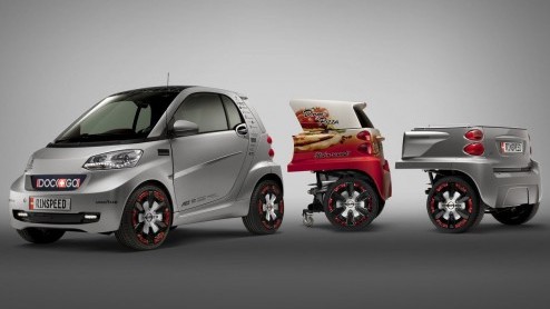 Goed, en wat hebben we hier? Een elektrische smart fortwo 'met aanhang'! Het is de Rinspeed Dock-Go Concept, voor als een gewone smart toch echt te klein is voor boodschappen of wanneer je andere groo