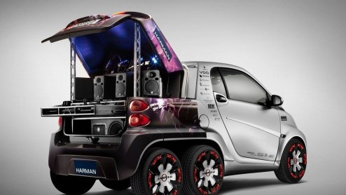 Goed, en wat hebben we hier? Een elektrische smart fortwo 'met aanhang'! Het is de Rinspeed Dock-Go Concept, voor als een gewone smart toch echt te klein is voor boodschappen of wanneer je andere groo