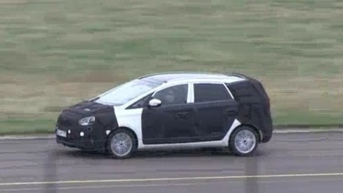 Sinds de komst van de Venga is het stil in de MPV-hoek van Kia. Maar, eind dit jaar komt daar verandering in. Zowel de Carnival als de Carens krijgen een opvolger in de vorm van de....Kia Carens!