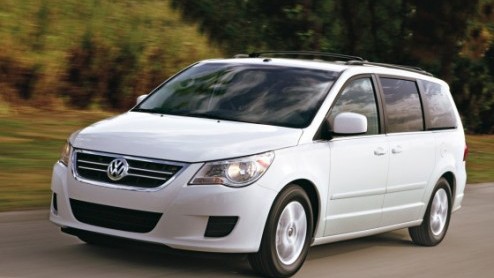 Amerika maakt kennis met de Volkswagen Routan. U leest het goed. Deze king-size 'Touran' is gebaseerd op de Chrysler Grand Voyager. Een naar eigen hand gezet interieur en gewijzigde voor- en achterzij