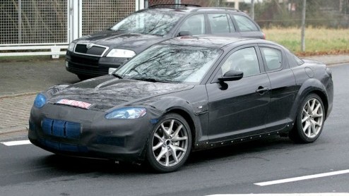 Na vijf jaar vindt Mazda het tijd voor een facelift van hun sportwagen. Deze bijzondere 2+2 sportcoup met rotatiemotor wordt in een nieuwe jas gepresenteerd op de LA Motor Show in 2008. Aanpassingen