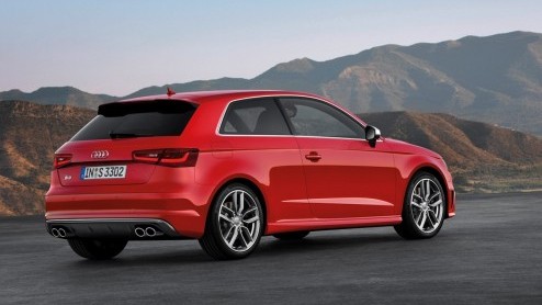 Audi breidt in rap tempo het gamma van de A3 uit. Vandaag stelt de sportieve S3 zich voor en wel met een 300 pk sterke 2.0 TFSI die prestaties levert waar de concurrentie jaloers op zal zijn.