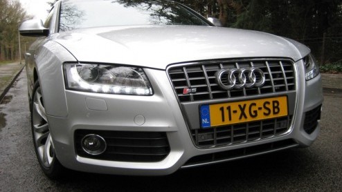 De Audi A5 is een nieuwe coup in het modellengamma van Audi. Stijlvol, sportief en snel maar ook 'sophisticated' en subtiel. De importeur overhandigde ons echter de sleutel van de S5, de overtreffend