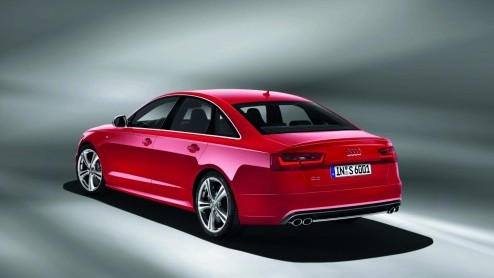 Audi's sportafdeling heeft niet stilgezeten. Deze zomer staan de nieuwe S6, S7 sportback en de S8 bij de dealer. Veel vermogen en power en dus ook een stevig prijskaartje. De 'gewone' S6 kost het mins