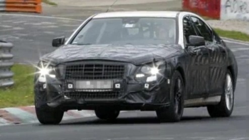Hoewel directeuren waarschijnlijk niets te klagen zullen hebben in hun S-Klasse, is Mercedes-Benz al lang en breed de nieuwe generatie aan het ontwikkelen. De toplimousine moet er daarom aan geloven; 