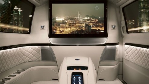 Wees gerust, de kans dat je deze overdadig aangeklede Mercedes Viano op de snelweg voorbij zult zien razen is vrij klein. De besteller is voorlopig alleen in levende lijve te zien op de autoshow van P