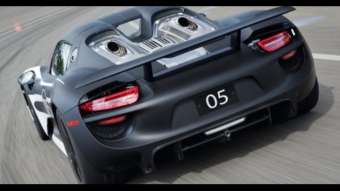 Wie had dat gedacht! In deze tijden van downsizing maakt Porsche doodleuk bekend dat de 3.2 liter V8 uit notabene de 918 conceptcar niet voldoende is en komt vervolgens met een achterlijk dikke 4.6 li