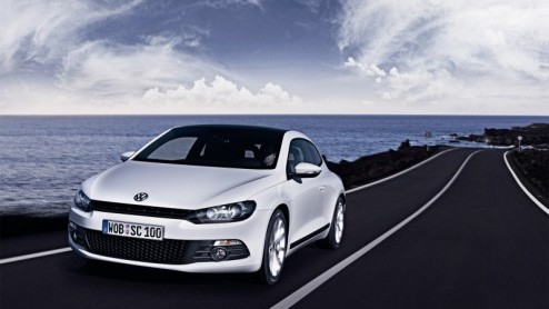 Zinnen gezet op de Volkswagen Scirocco? Vanaf 27.490 euro staat er een exemplaar voor je deur. Onder de kap ligt dan een 1.4 TSI met 122 pk en beschik je over een sportieve uitrusting.