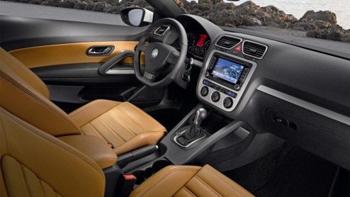 Zinnen gezet op de Volkswagen Scirocco? Vanaf 27.490 euro staat er een exemplaar voor je deur. Onder de kap ligt dan een 1.4 TSI met 122 pk en beschik je over een sportieve uitrusting.