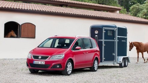 Seat verkoopt de Alhambra nu ook met vierwielaandrijving. De veelzijdige MPV is er dan met de 2.0 TDI dieselmotor in een vijf of zevenzits-uitvoering. Prijzen beginnen bij 44.500 euro.