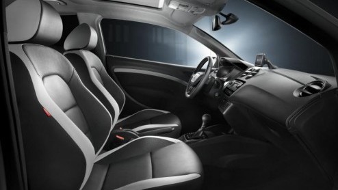 Seat heeft de Ibiza begin dit jaar een update gegeven. Daarbij werd het topmodel nog even gespaard. Tot vandaag. Want Seat heeft zojuist het doek getrokken van de opgefriste Ibiza Cupra.