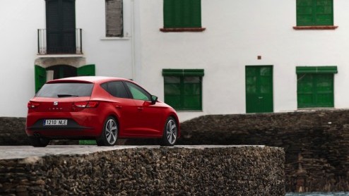 Een cadeautje van Sinterklaas, die nieuwe Seat Leon. Hij staat deze maand bij de dealer en wij hebben er deze week  in Spanje uiteraard  mee kunnen rijden. Zouden wij onze schoen er voor zetten? Si,