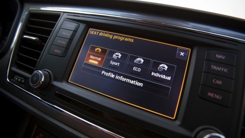 Een cadeautje van Sinterklaas, die nieuwe Seat Leon. Hij staat deze maand bij de dealer en wij hebben er deze week  in Spanje uiteraard  mee kunnen rijden. Zouden wij onze schoen er voor zetten? Si,