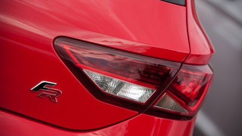 Een cadeautje van Sinterklaas, die nieuwe Seat Leon. Hij staat deze maand bij de dealer en wij hebben er deze week  in Spanje uiteraard  mee kunnen rijden. Zouden wij onze schoen er voor zetten? Si,