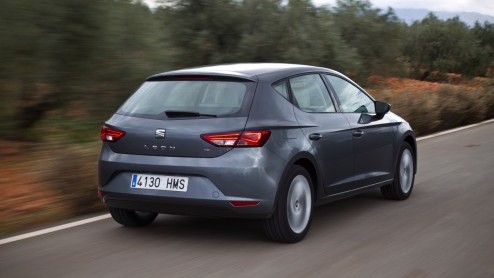 Een cadeautje van Sinterklaas, die nieuwe Seat Leon. Hij staat deze maand bij de dealer en wij hebben er deze week  in Spanje uiteraard  mee kunnen rijden. Zouden wij onze schoen er voor zetten? Si,