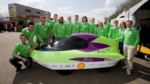 Wie lukt het om 4000 kilometer op liter brandstof te rijden? Is het mogelijk om in de stad 1 liter brandstof op 550 kilometer te verbruiken, in een zelfontworpen voertuig? Fictie, zou je zeggen. Zes N