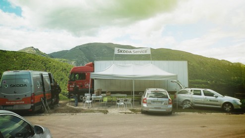 Skoda serviceteam in Tour de France 2013 aan de bak om de auto's in topvorm te houden.