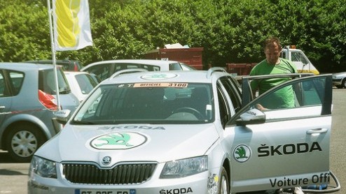 Skoda serviceteam in Tour de France 2013 aan de bak om de auto's in topvorm te houden.
