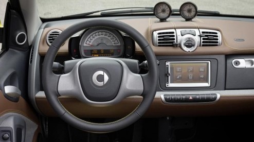 Smart heeft een prijskaartje gehangen aan de Fortwo edition BoConcept. De limited edition kan per direct worden besteld als coup en cabrio en staat vanaf november bij de dealer vanaf 15.176 euro.