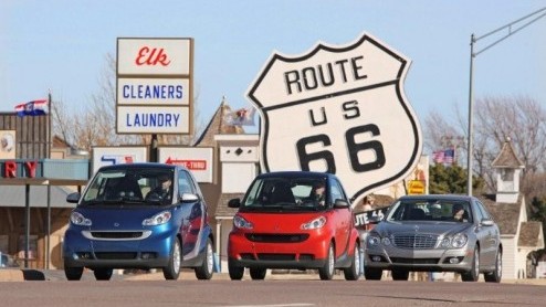 De Mercedes-Benz E-Klasse Bluetec en drie smart fortwos hebben zich in een lange-afstandstest van hun economische kant laten zien. Het gezelschap reed in een 4.400 km lange rit van Los Angeles naar D