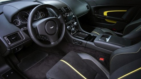 Aston Martin introduceert Aston Martin V12 Vantage S. Met nieuwe twaalfcilinder, een andere transmissie, specifieke exterieurdetails en nog meer driveability.