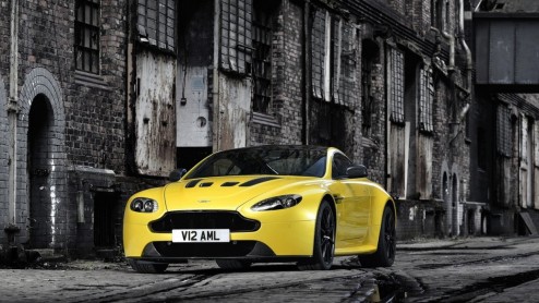 Aston Martin introduceert Aston Martin V12 Vantage S. Met nieuwe twaalfcilinder, een andere transmissie, specifieke exterieurdetails en nog meer driveability.